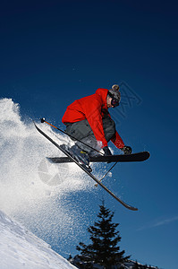 滑雪者跳入空中图片