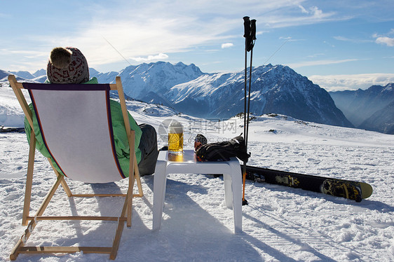 滑雪者喝啤酒放松图片