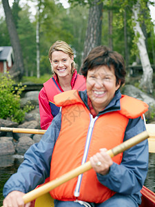 两个女人在船上微笑图片