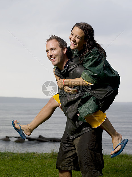 背着女人的男人