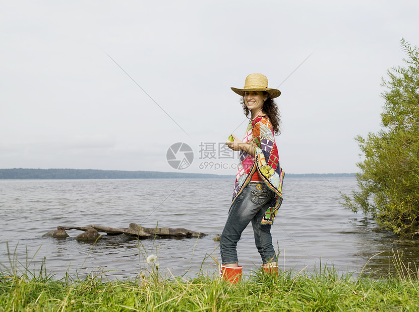 站在浅水中的女人图片