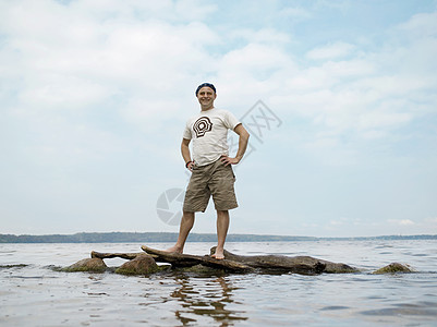 站在水中岩石上的人图片