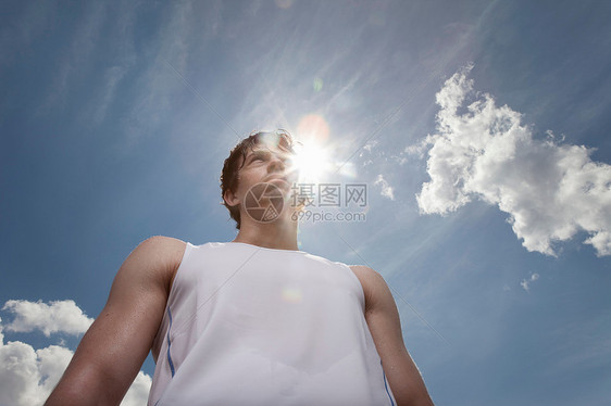 在阳光下拍摄的跑步者图片
