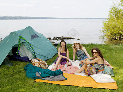 三个女人在水边露营图片