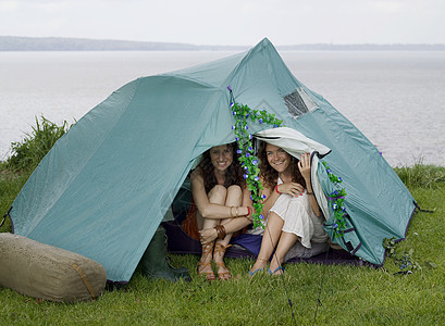 两个女人从帐篷里向外看图片
