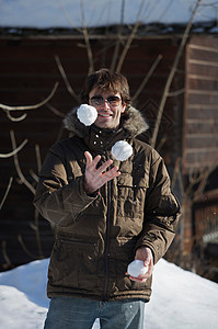 穿着休闲滑雪服的男性图片