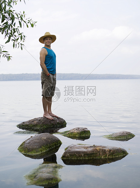 站在水里的石头上图片