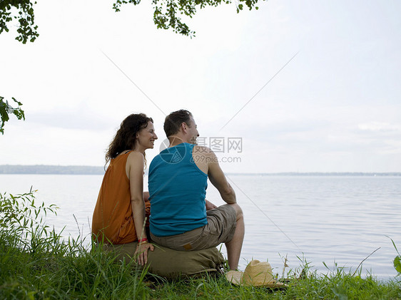 男人和女人坐在一起图片