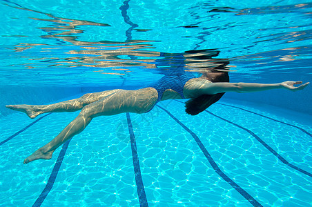在游泳池游泳的女人图片