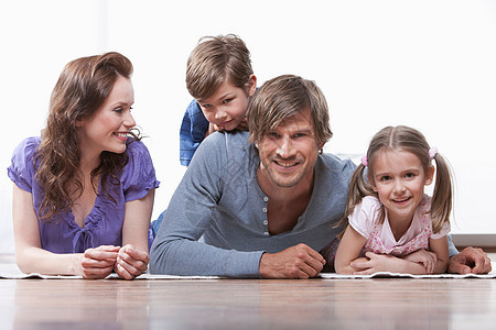 地毯上的幸福家庭图片