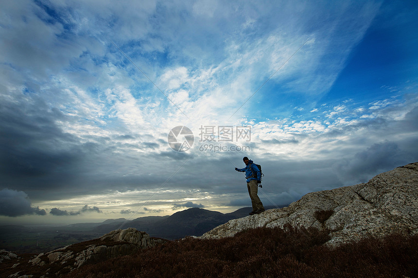 徒步旅行者欣赏山景图片