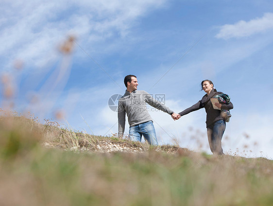 夫妇手牵手登山图片