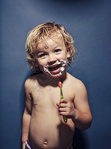 刷牙的小男孩图片