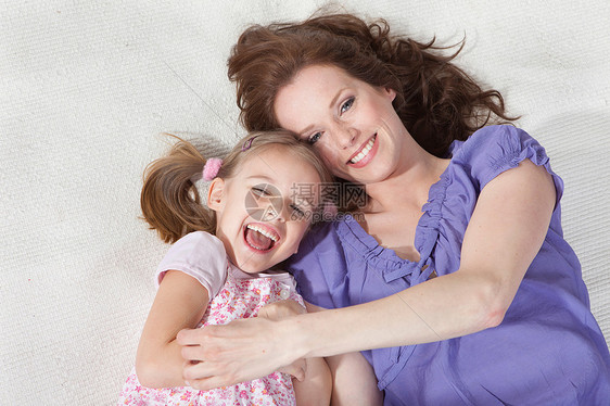 妈妈和女儿在地毯上玩得开心图片