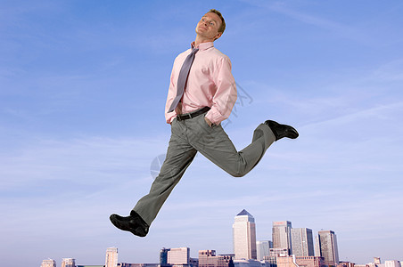 男人跨过柱形图背景