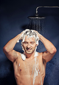中年男子在淋浴洗头背景图片