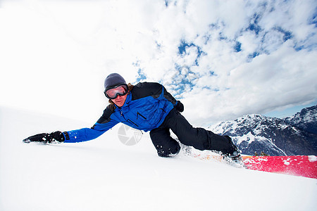 滑雪运动员滑雪图片