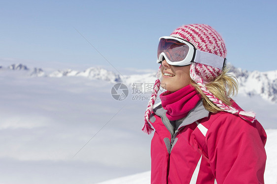 站在山坡上的滑雪女性图片