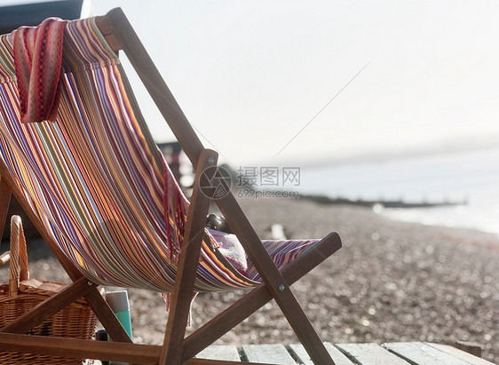 海滩边的空躺椅图片
