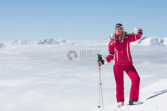 站在山坡上的滑雪者图片