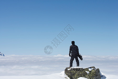 站在山顶的滑雪运动员图片