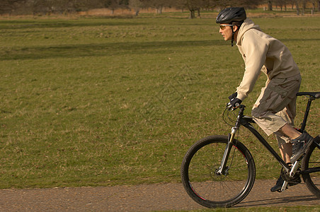 公园里的人骑自行车图片