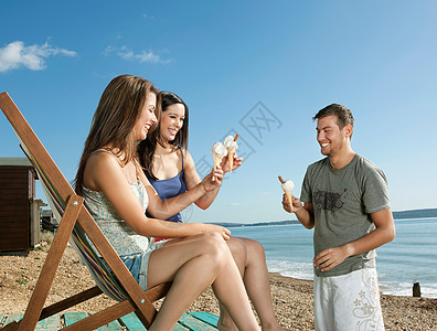 男人和女人在海边吃冰淇淋图片