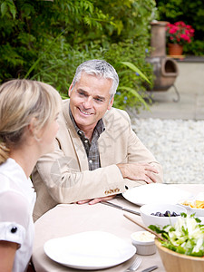 男人和女人坐在花园聊天高清图片