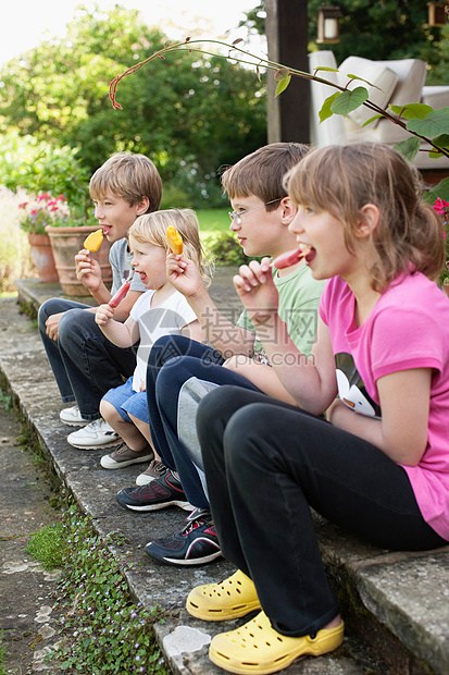 孩子们在户外吃冰棒图片