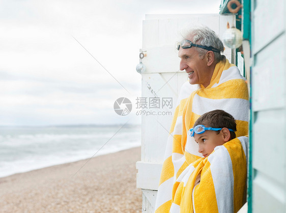 祖父和孙子准备游泳图片