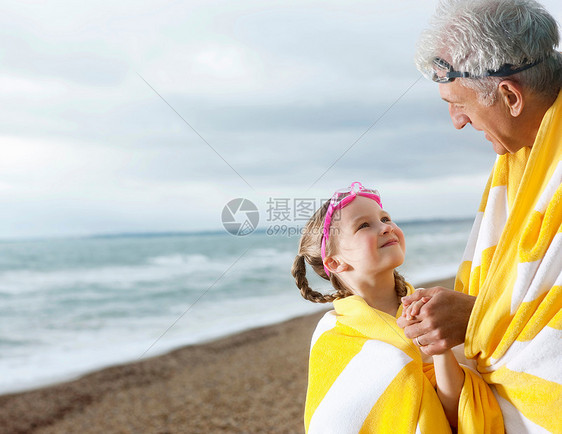 海滩边的祖父和孙女图片