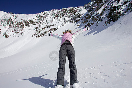 女人在斜坡上滑雪图片