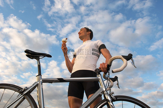 公园里的人骑自行车吃冰淇淋图片