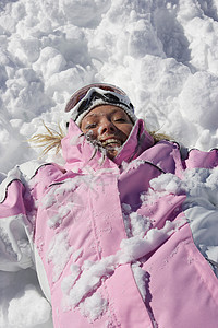 在雪中玩耍的女人图片