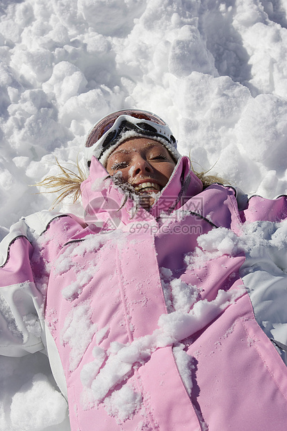 在雪中玩耍的女人图片