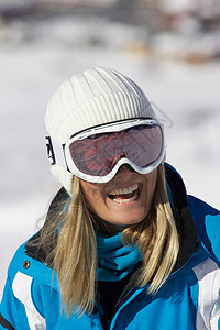 戴滑雪护目镜的微笑女人图片