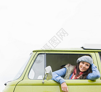 车上微笑的女性图片