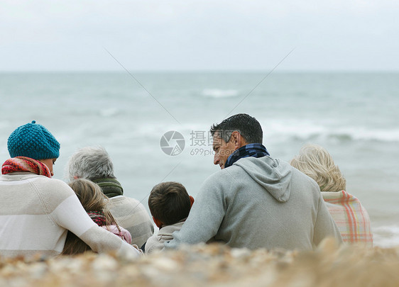 海滩上的一家人图片