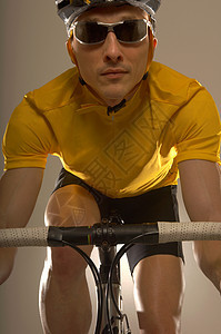 男子骑自行车图片