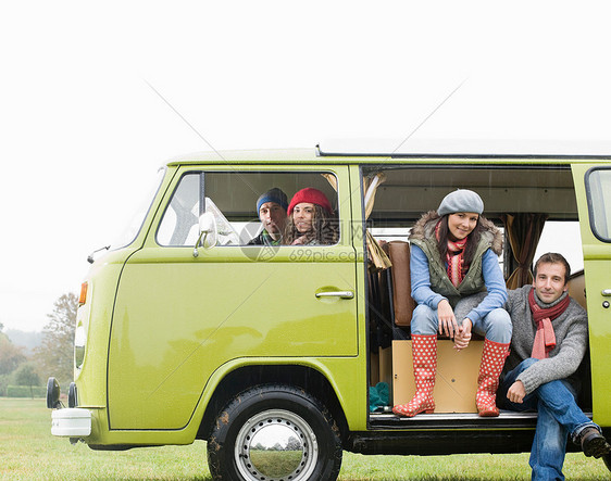 坐在露营车向外看的夫妇图片