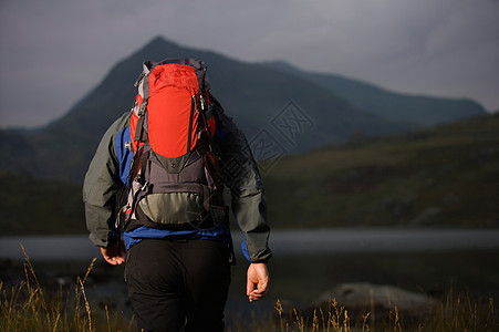 背着背包的徒步旅行者图片