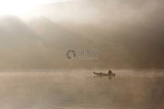 在晨雾中皮划艇图片