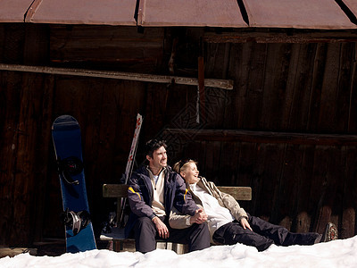 女人和男人在小屋旁休息图片