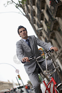骑自行车的商务男性的图片