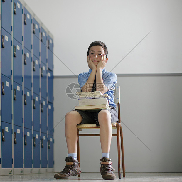 坐着看书的小学生图片