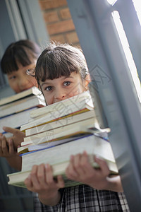 拿着成堆书的女学生图片