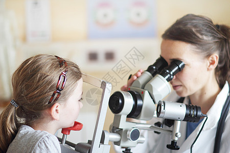 眼科学验光师检查女孩的眼睛背景