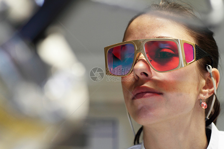 ‘~戴红色防护眼镜的女科学家特写镜头  ~’ 的图片