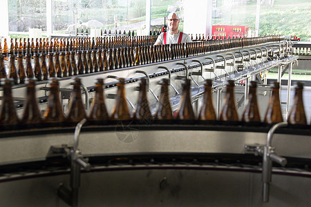 啤酒厂生产线上的啤酒瓶图片