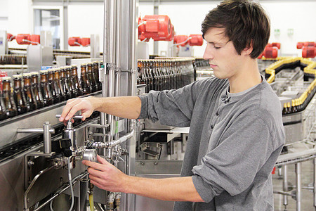 啤酒厂工业设备的人工检测图片